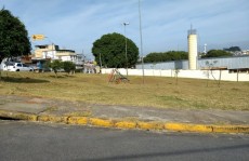 Prefeitura faz limpeza de praça no Jardim Santa Cecília: