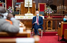 Vantagem de Biden sobre Trump diminui
