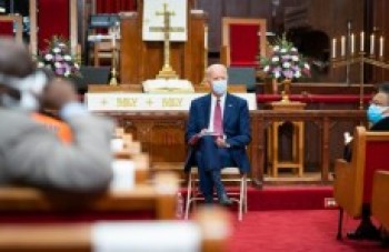 Vantagem de Biden sobre Trump diminui