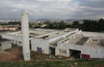 Obra abandonada de unidade de saúde tem telhado furtado