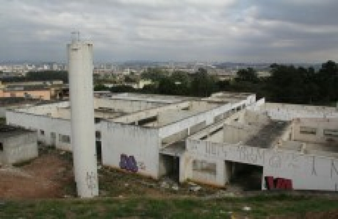 Obra abandonada de unidade de saúde tem telhado furtado