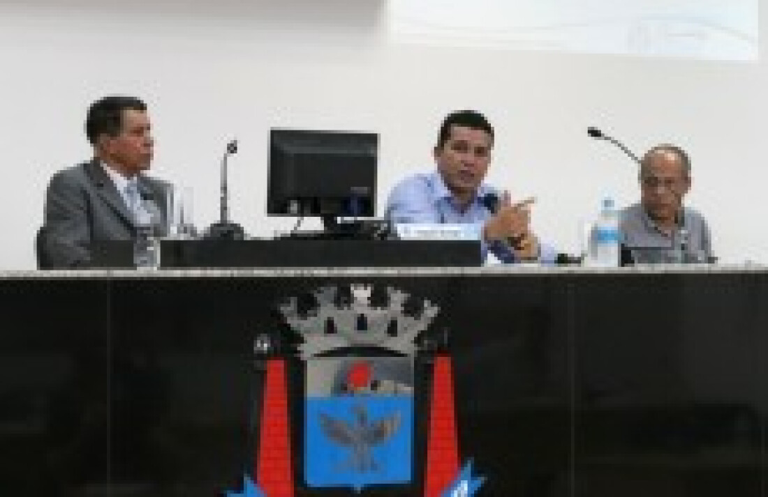 Vereadores questionam secretário de Finanças