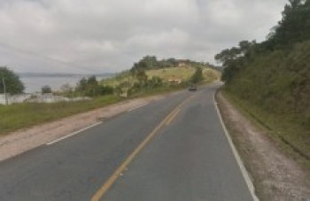 Acidente de automóvel deixa uma pessoa morta