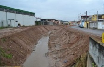 Prefeituras limpam córrego na divisa