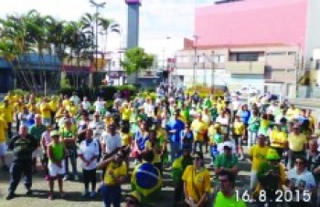 Protesto em Mogi contra Dilma reúne 2,5 mil