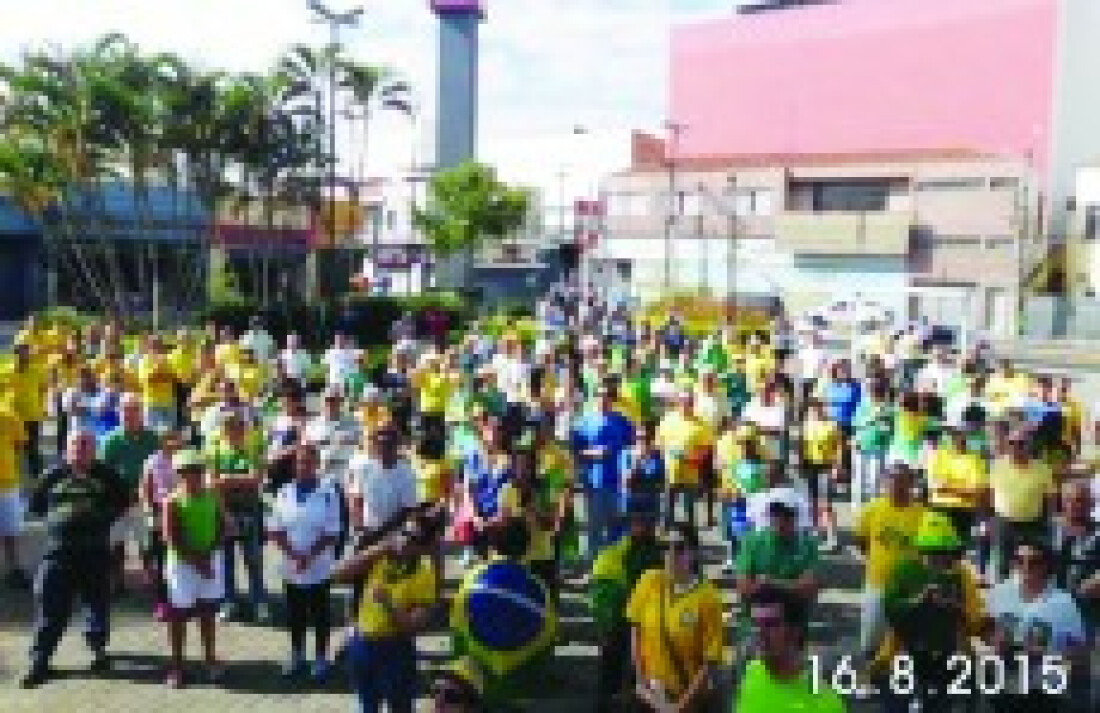 Protesto em Mogi contra Dilma reúne 2,5 mil