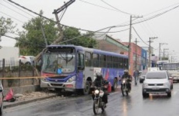 Ônibus acerta poste em Suzano: