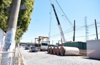Instalação de tubos de esgoto na av. Brasil termina em setembro