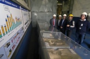 Prefeito conhece tratores da Komatsu