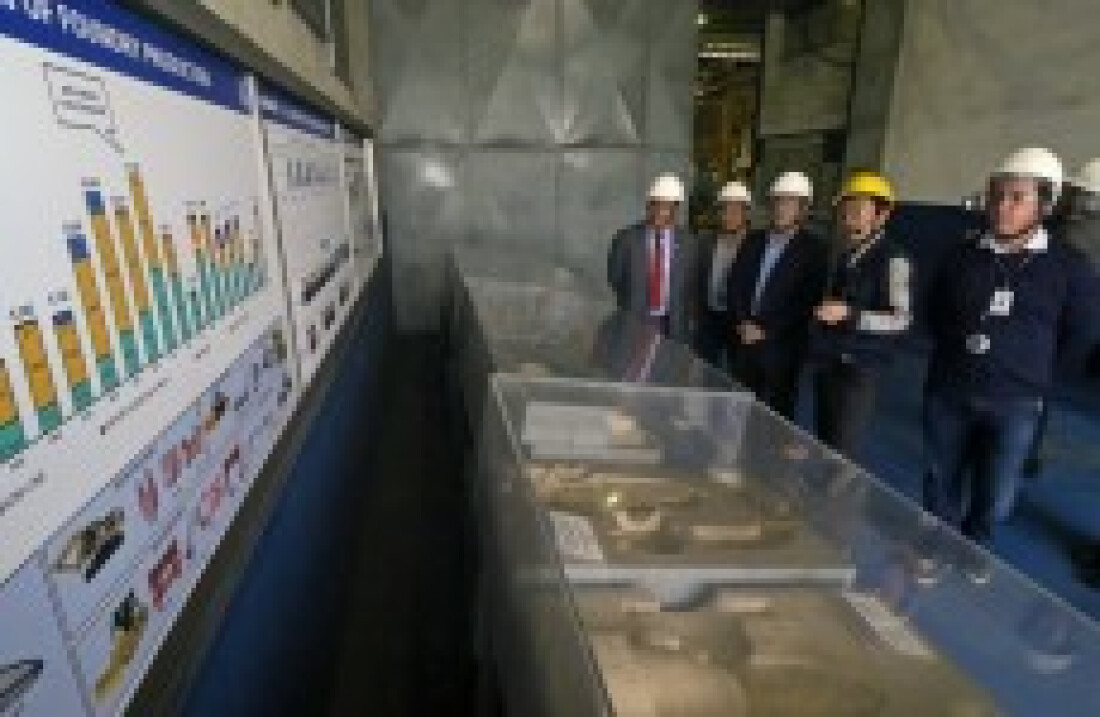Prefeito conhece tratores da Komatsu