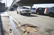 Caminhões causam transtorno