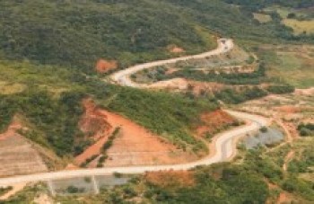 Barragem vaza e 2 mil pessoas são evacuadas