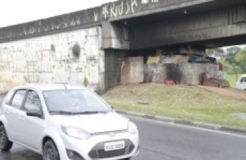 Viaduto é abrigo para moradores de rua: