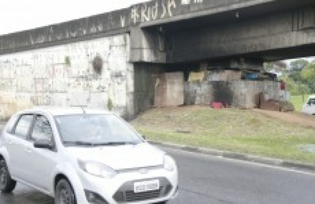 Viaduto é abrigo para moradores de rua: