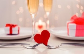 Restaurantes oferecem promoções e cardápios especiais para casais