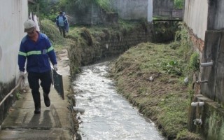 Moradores cobram limpeza em calha de rio: