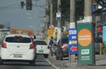 Trabalho conjunto retira placa irregular de postes