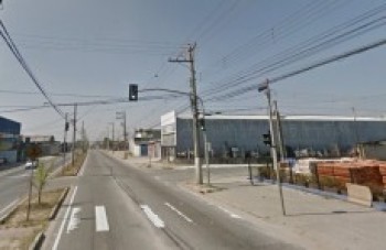 Mulher cai de moto e morre atropelada