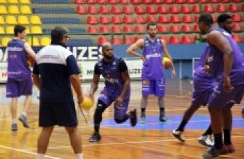 Paco não confirma estreia de Larry Taylor contra São José