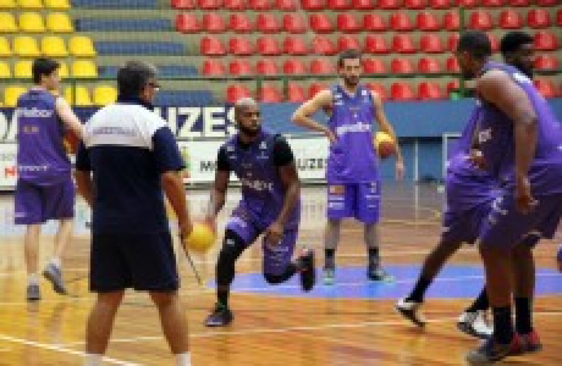 Paco não confirma estreia de Larry Taylor contra São José