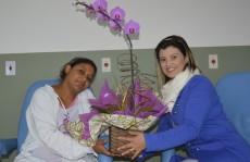 Mulher tem trigêmeos e primeira-dama faz visita