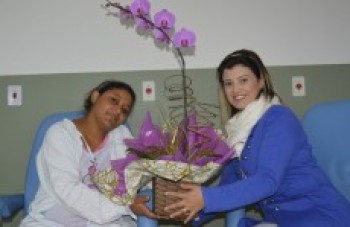 Mulher tem trigêmeos e primeira-dama faz visita