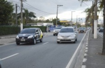 Motociclista colide com caminhão