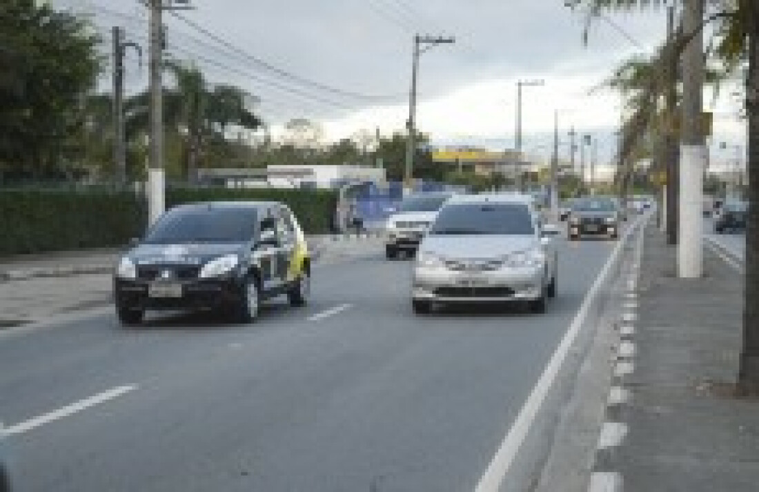Motociclista colide com caminhão