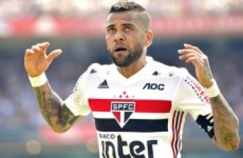 Em coletiva, Daniel Alves nega saída para o Flamengo