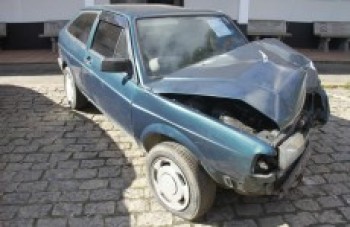 Mecânico desvia de moto e bate em poste