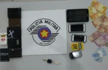 Quadrilha é presa pela PM no instante em que assaltava duas pessoas: