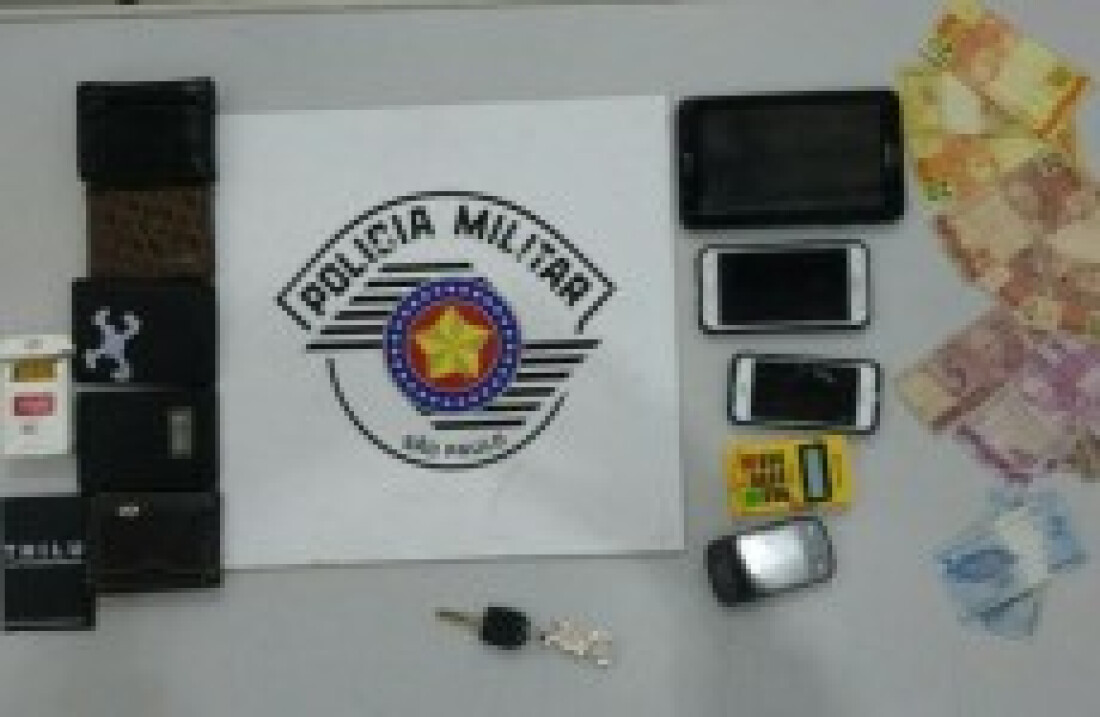 Quadrilha é presa pela PM no instante em que assaltava duas pessoas: