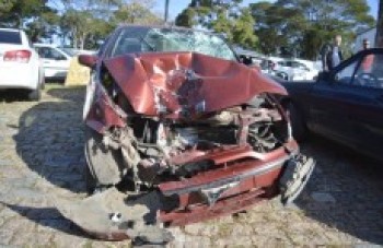 Homem morre ao bater moto de frente com carro