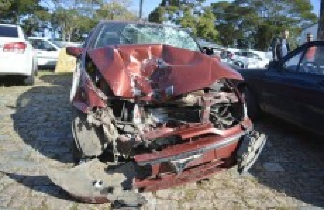 Homem morre ao bater moto de frente com carro