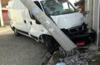 Com van roubada, suspeito bate em poste