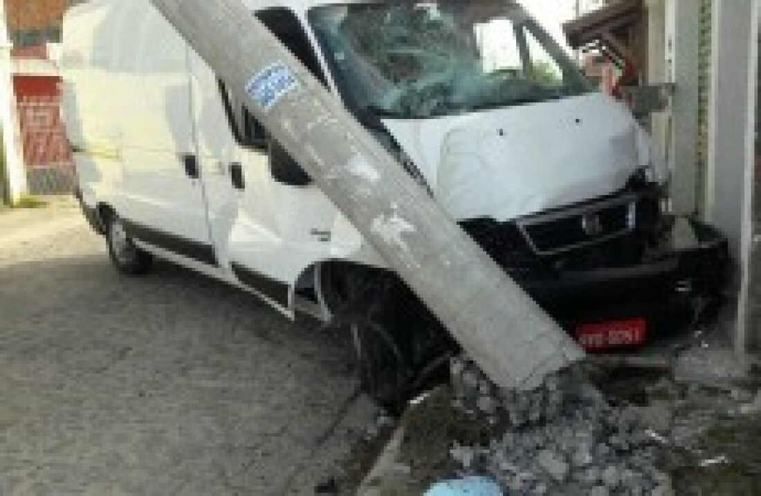 Com van roubada, suspeito bate em poste