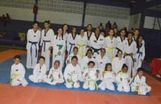 Praticantes de taekwondo passam por exame de faixa