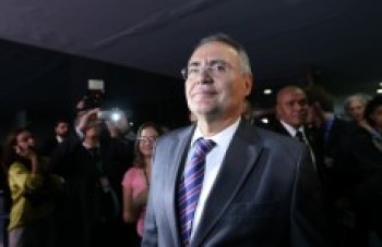 Renan faz críticas ao governo e deixa a liderança do PMDB