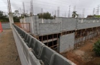 Autoridades vistoriam obras da sede