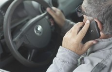 Uso de celular rende multa a 22 motoristas todos os dias
