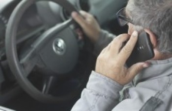 Uso de celular rende multa a 22 motoristas todos os dias