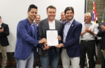Autoridades comemoram título para Guararema