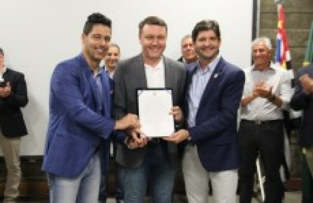 Autoridades comemoram título para Guararema