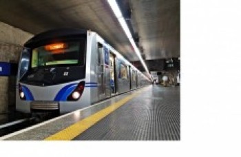 Metrô para em protesto contra cortes salariais