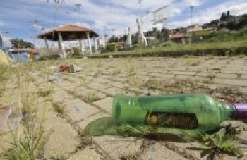 População se revolta com o abandono de praça no centro