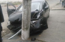 Suspeito tenta fugir, mas bate o carro na avenida Antônio Fuga: