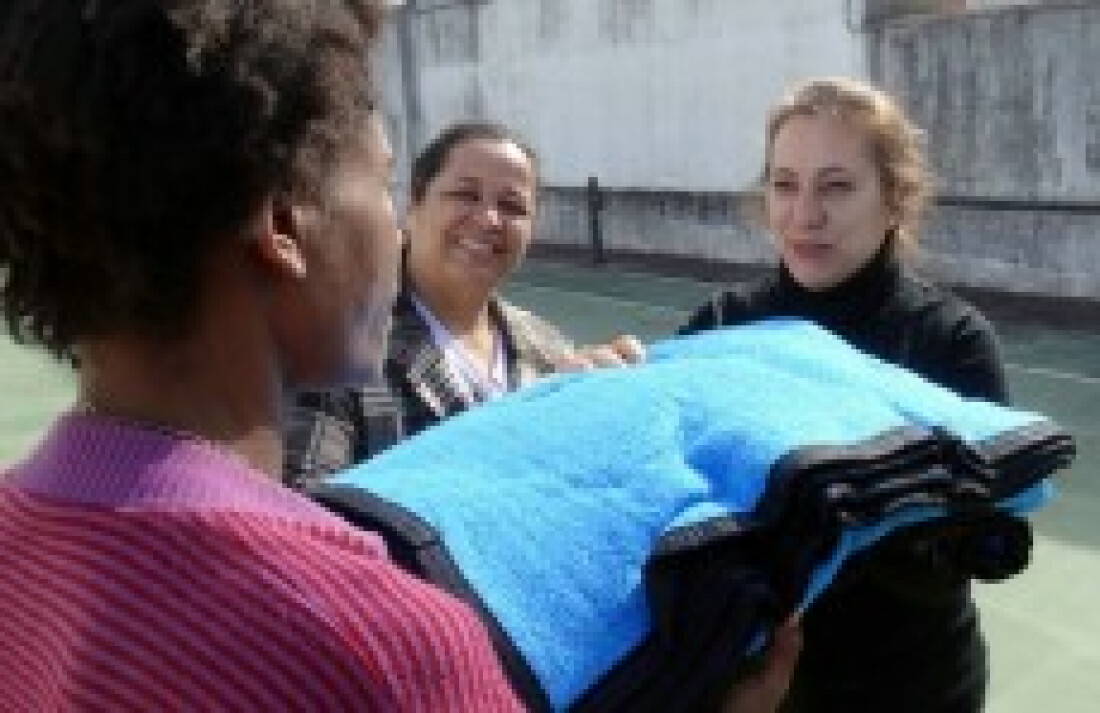 Moradores em situação de rua recebem cobertores