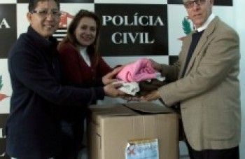 Delegacia doa roupas para o Fundo Social