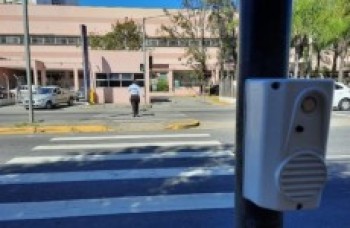 Botoeiras sonoras facilitam a travessia para pedestres