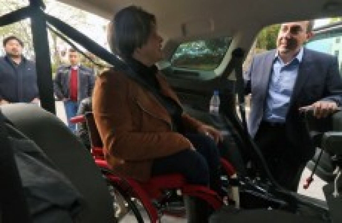 Táxis adaptados começam a operar em frente a hospitais